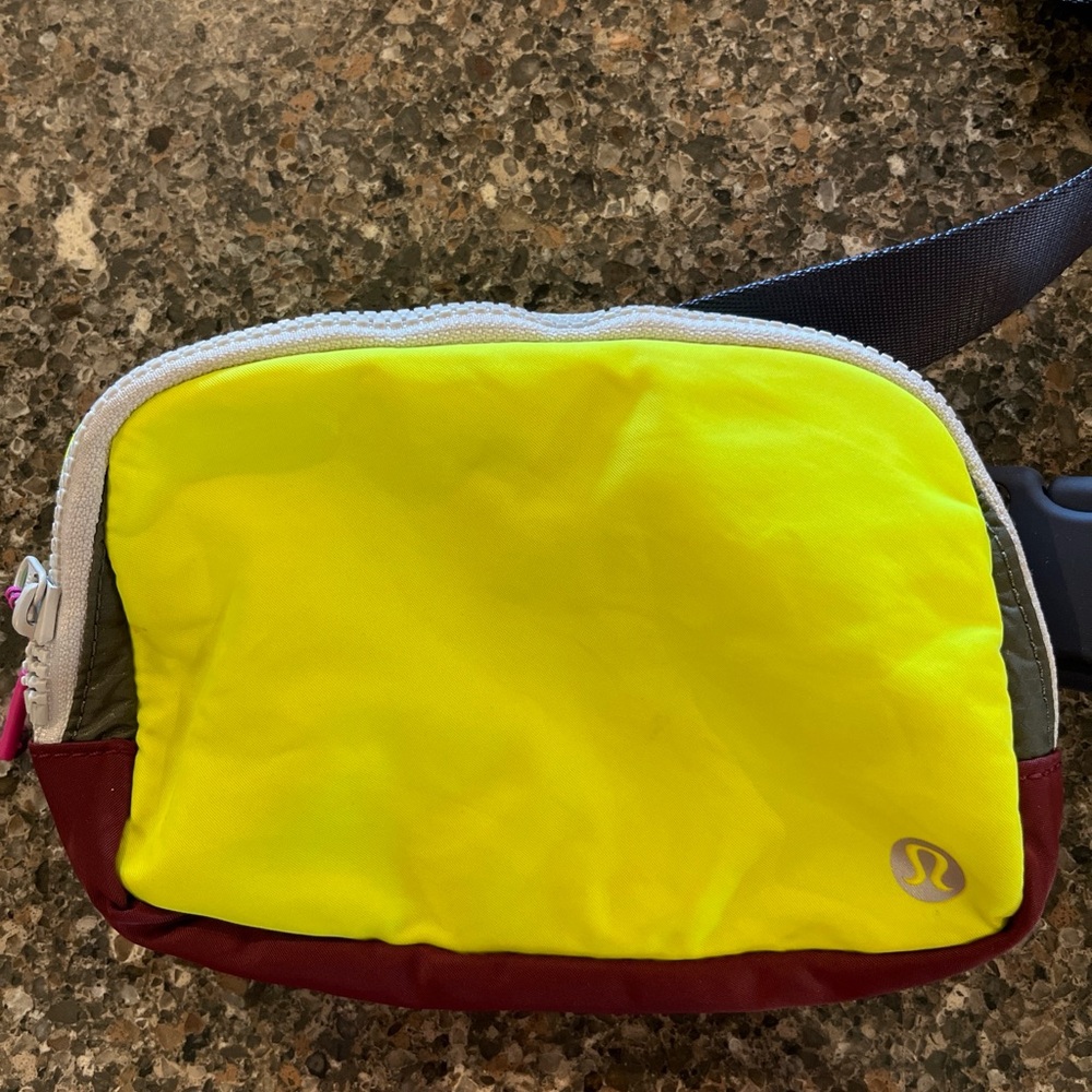Lululemon Everywhere Belt Bag 1L Color block Neon yellow